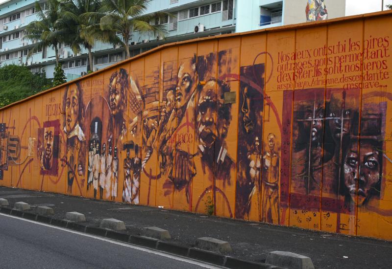 Guadeloupe. Les Abymes : mur du souvenir au lycée de Baimbridge