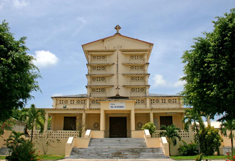 Eglise Saint-André de Morne-à-l'Eau - Guadeloupe : façade et portail