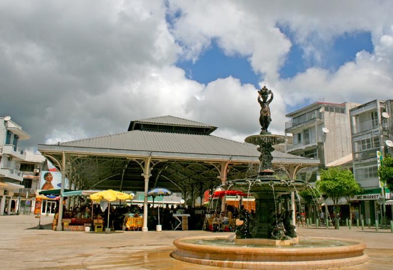 Place de la Liberté, son marché et sa fontaine
