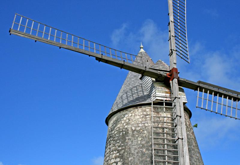 Moulin de Bézard. Les ailes sont démontées durant la période cyclonique