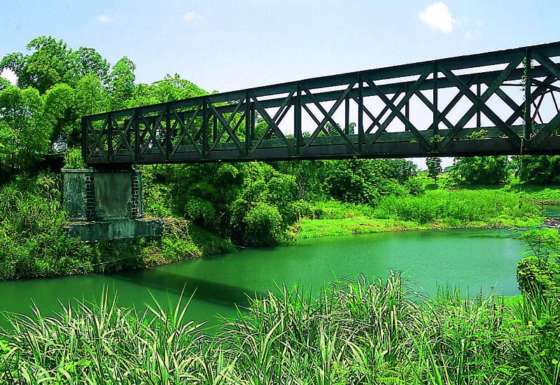 Grande rivière à Goyaves. Le pont Moko qui enjambe la Grande Rivière à Goyaves