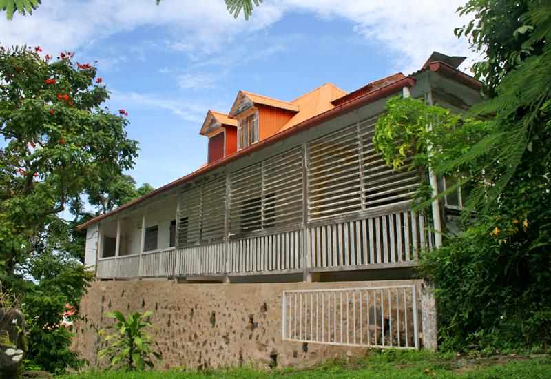 Habitation Bisdary - Gourbeyre. L'ancienne maison principale avec sa galerie