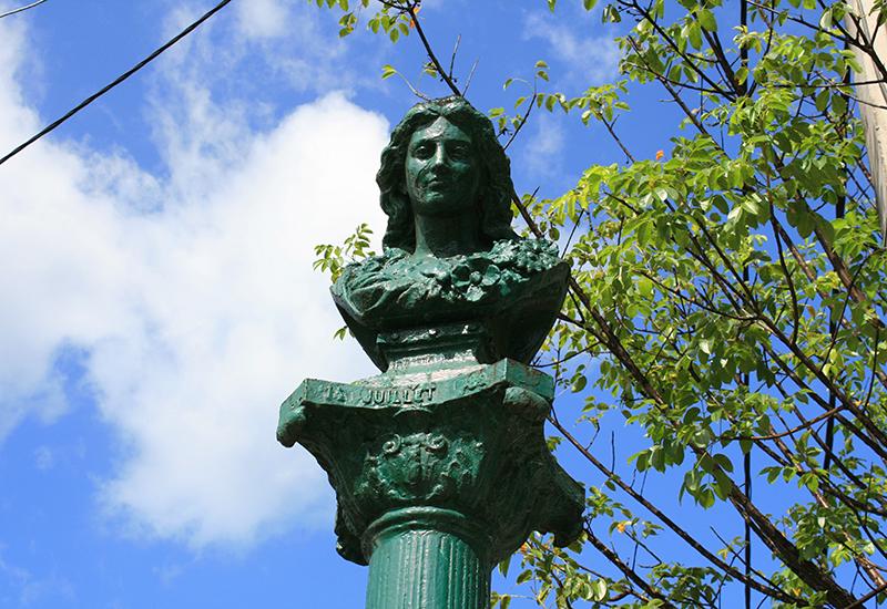 Ville de Bouillante, Guadeloupe. Buste en bronze érigé en 1889